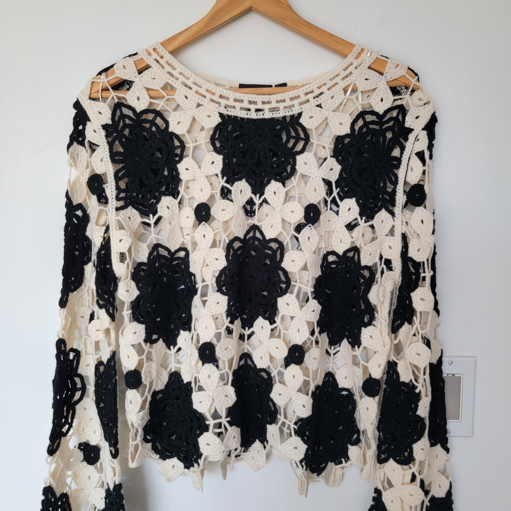 Elegant Black and White Crochet Women's Top - Picture 3 of 9